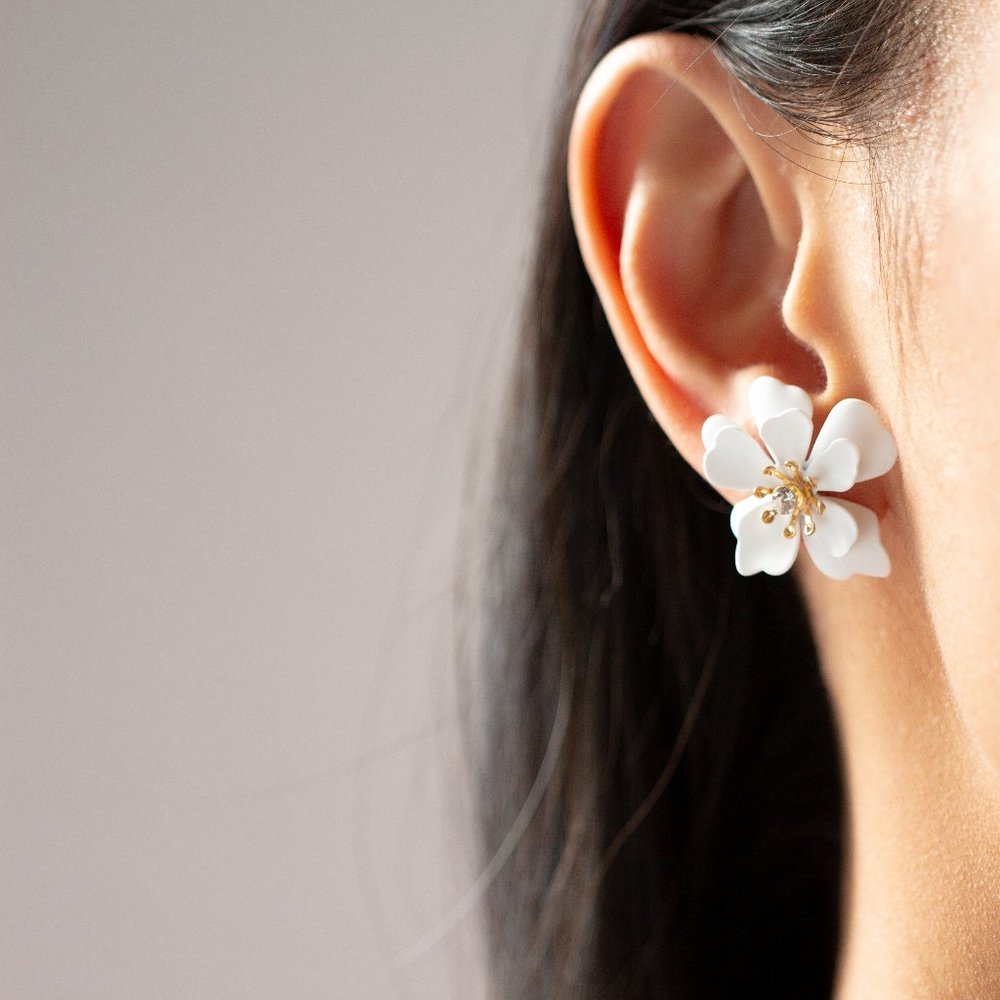 "Bloom Stud" White Flower Gold Earrings